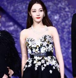 鹿晗偷看迪丽热巴照片,明星隐私边界何在？