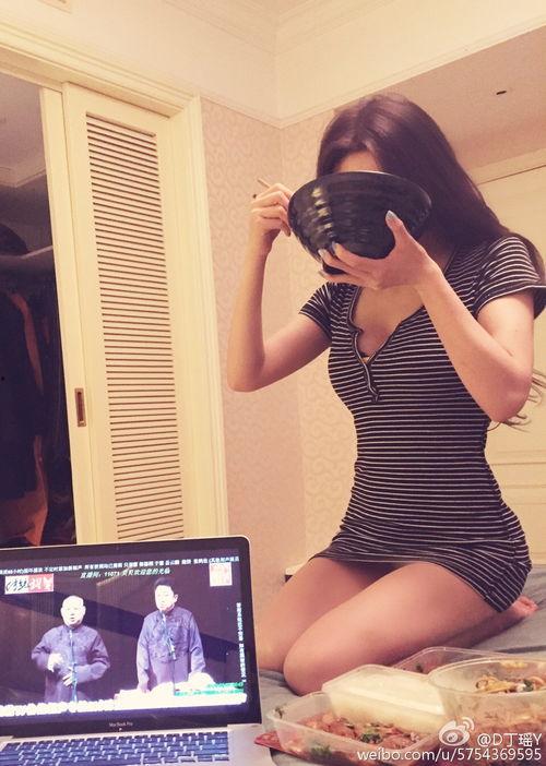 美女主播边脱内衣光了,美女主播意外脱衣事件全程回顾